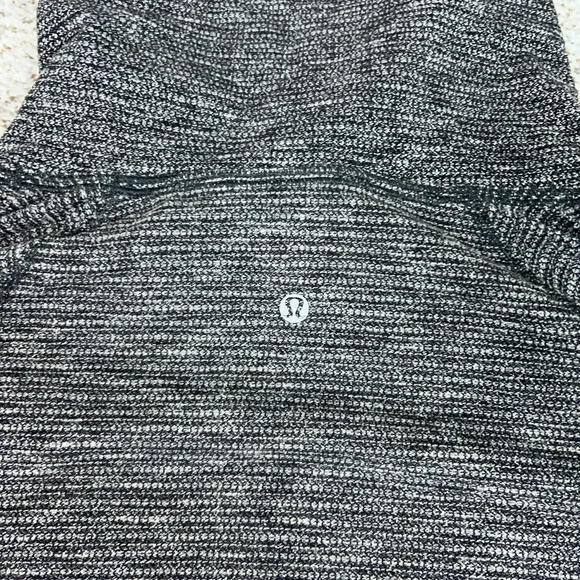 Lululemon Shirt Womens Medium Gray Long Sleeve Cowl Neck Striped Yoga Gym Run - Picture 4 of 8
